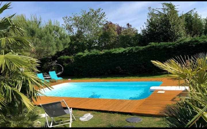 Piscine soigneusement installée Saint-Bonnet-de-Mure